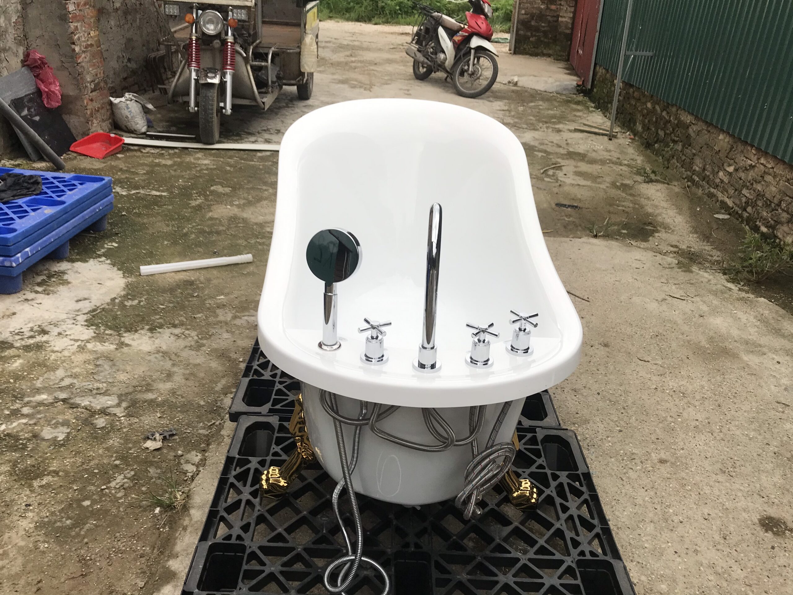 Bồn Tắm Độc Lập Chân Sư Tử Mạ Vàng – Phong Cách Cổ Điển Sang Trọng - Image 4